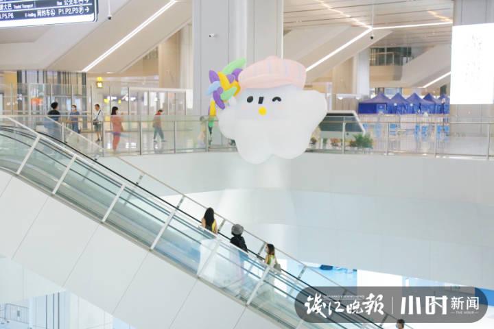 滚动｜第一次加入“国庆群聊”，刚投运的杭州西站表现如何？有人穿旗袍来打卡休闲区蓝鸢梦想 - Www.slyday.coM