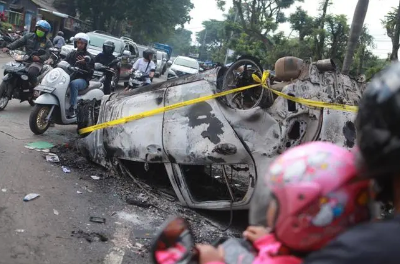 印尼发生严重球迷冲突及踩踏事件，至少已致153人死亡180人受伤休闲区蓝鸢梦想 - Www.slyday.coM