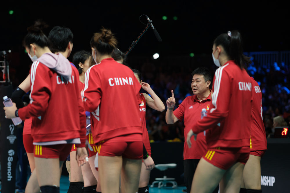 10月1日，中国队主教练蔡斌（右三）在比赛中指挥。新华社记者孟鼎博摄