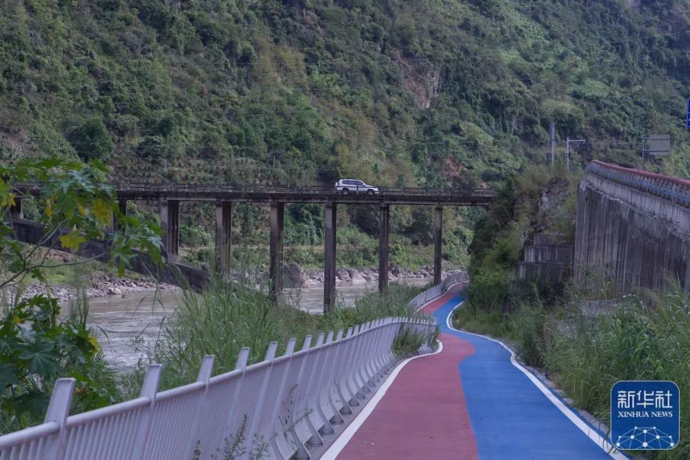 2022年9月13日拍摄的怒江沿线的“美丽公路”绿道和桥梁。新华社记者 岑云鹏 摄