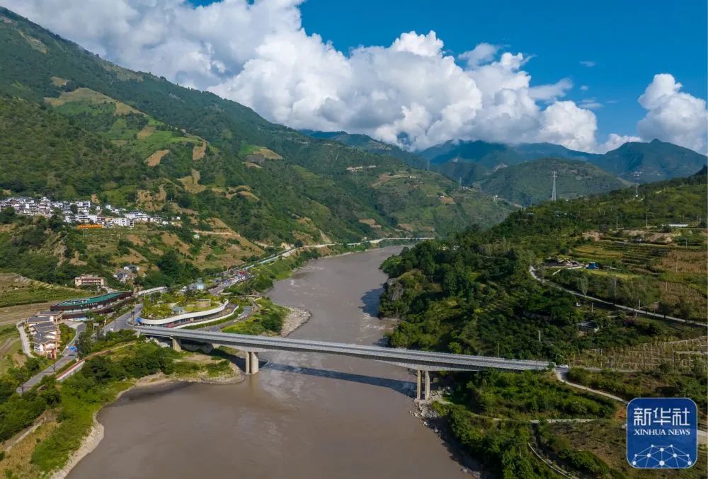 华春莹连发12组对比照，与云南有关的这组信息量很大！休闲区蓝鸢梦想 - Www.slyday.coM