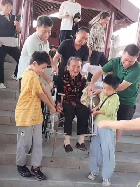 7个孙子重孙合力抬96岁老人旅游 :抬出了孝道和家庭的快乐幸福_新浪新闻