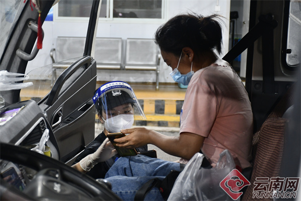 云南德宏：“00后”双胞胎兄弟的特殊“交接班”休闲区蓝鸢梦想 - Www.slyday.coM