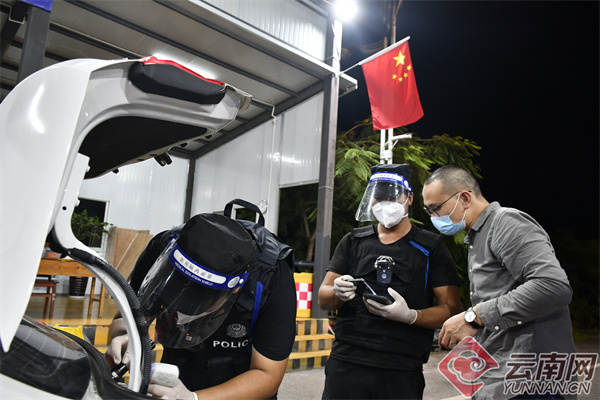 云南德宏：“00后”双胞胎兄弟的特殊“交接班”休闲区蓝鸢梦想 - Www.slyday.coM