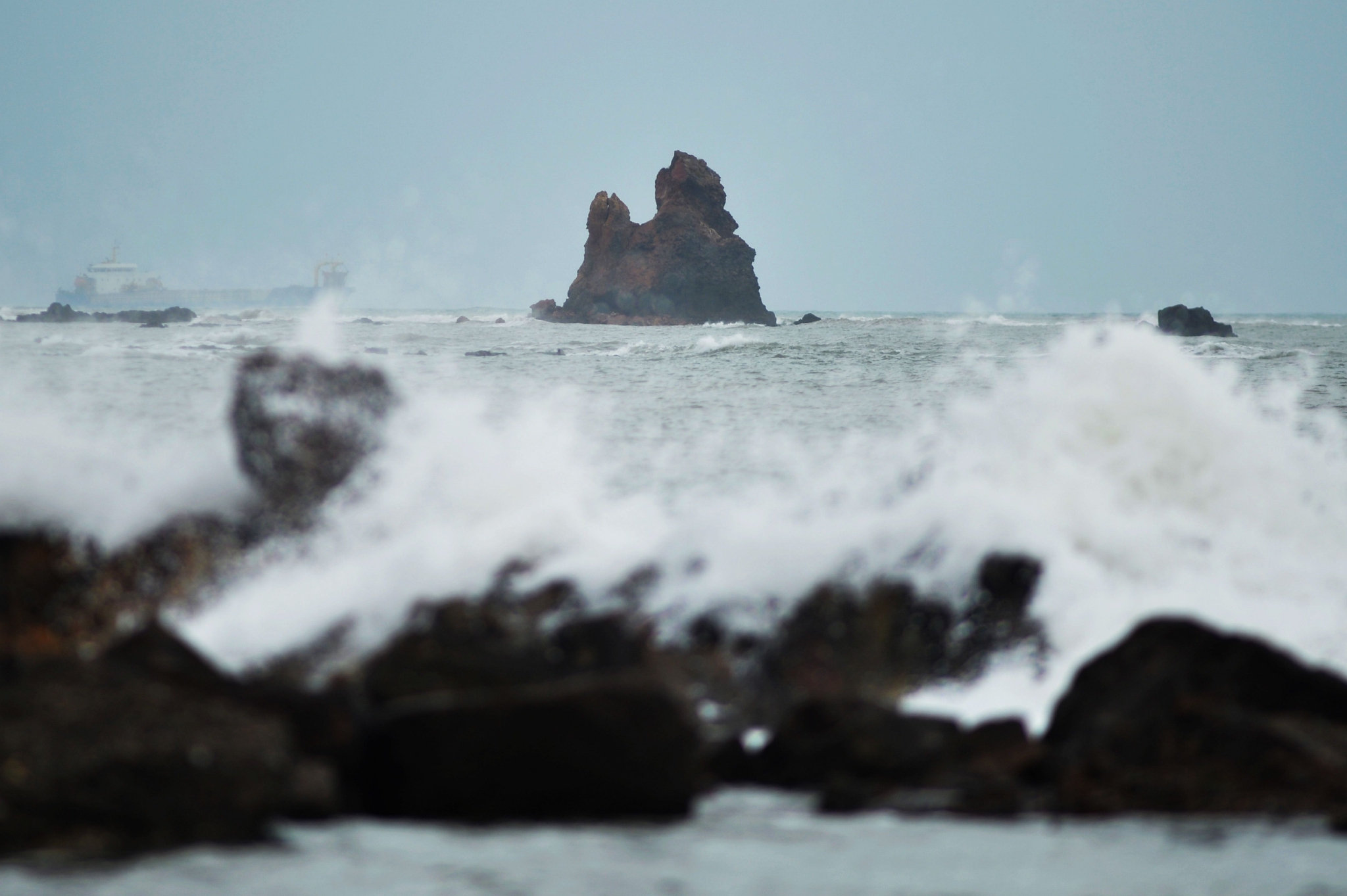 10月3日，在山东省青岛市崂山区石老人景区，不完整的“石老人”像依然矗立在海中。图/IC photo