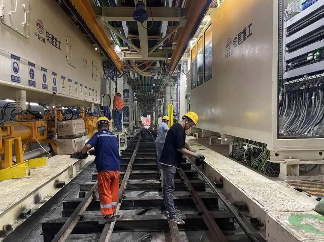 国庆假期，他们的过法有点特别……休闲区蓝鸢梦想 - Www.slyday.coM