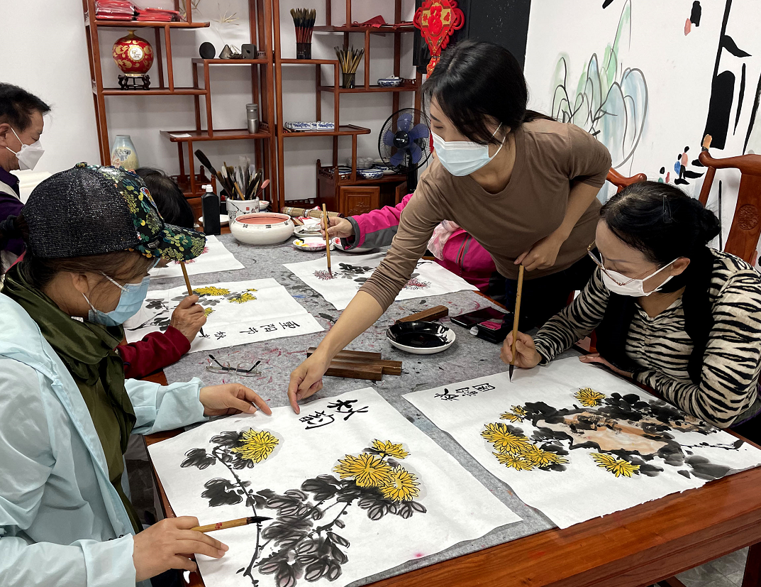 北京石景山苹果园这处文化中心，老人巧绘菊花迎重阳