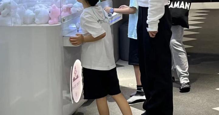 Baby通宵飞回上海陪儿子玩,无暇打扮星味全无,小海绵被指很调皮|海绵|黄晓明|儿子_新浪新闻