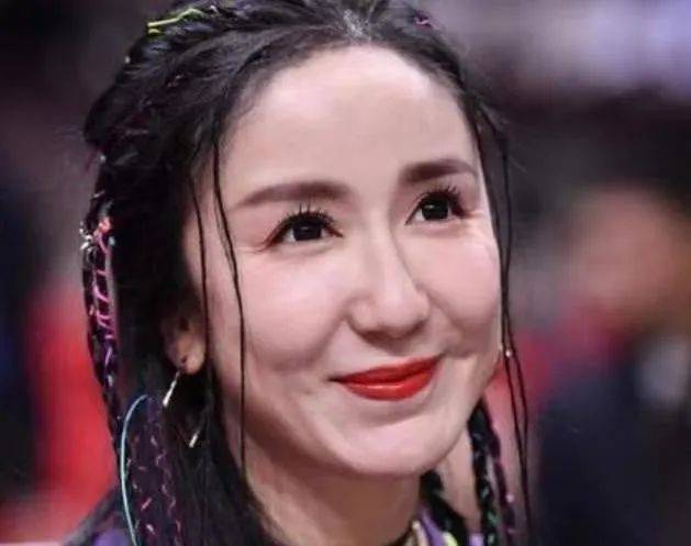 满脸玻尿酸,笑比哭难看,这10位填充过度的明星,个个一言难尽_杨雪