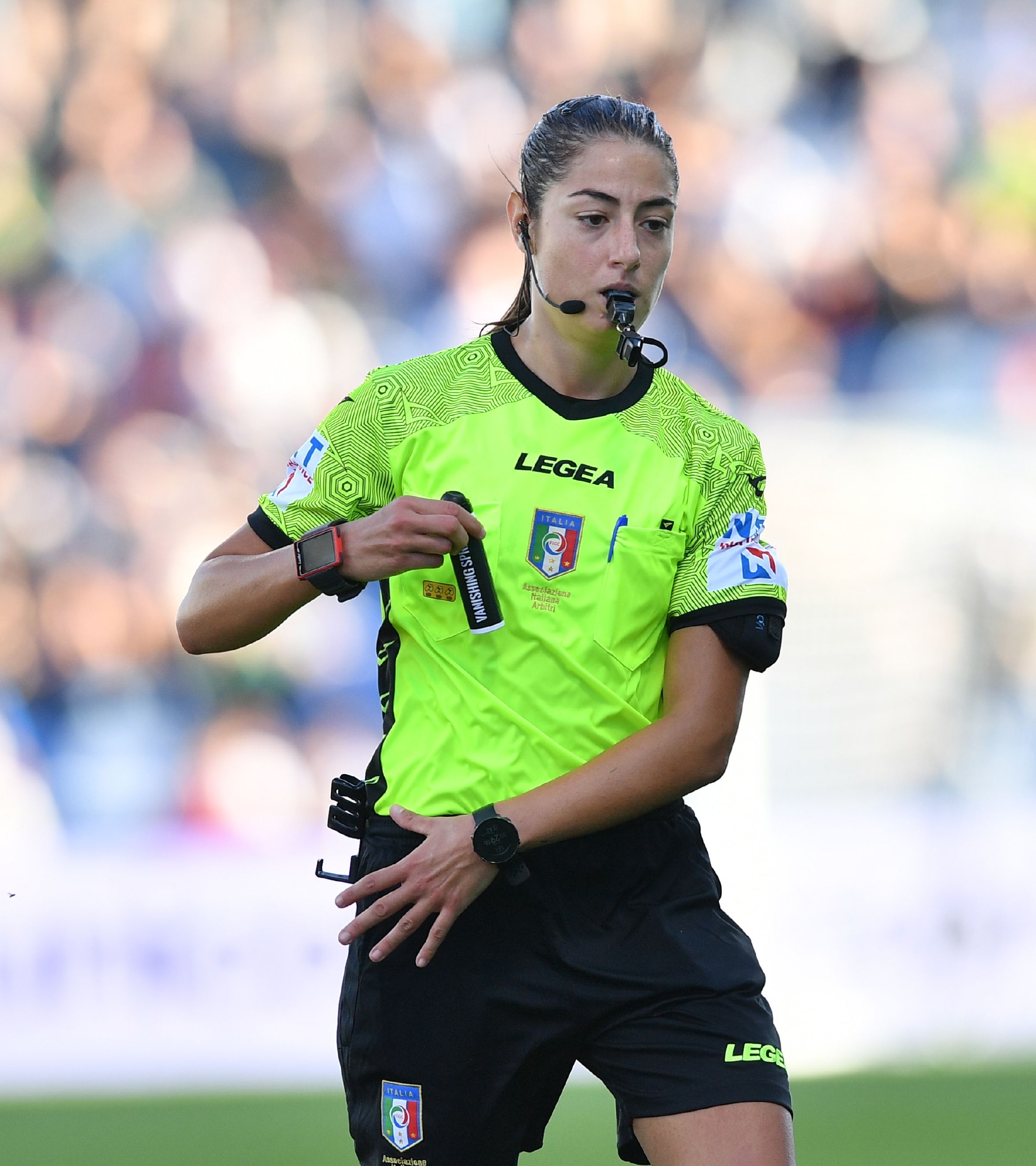 足球——意甲首位女性裁判员亮相赛场|足球|意甲|玛丽亚_新浪新闻