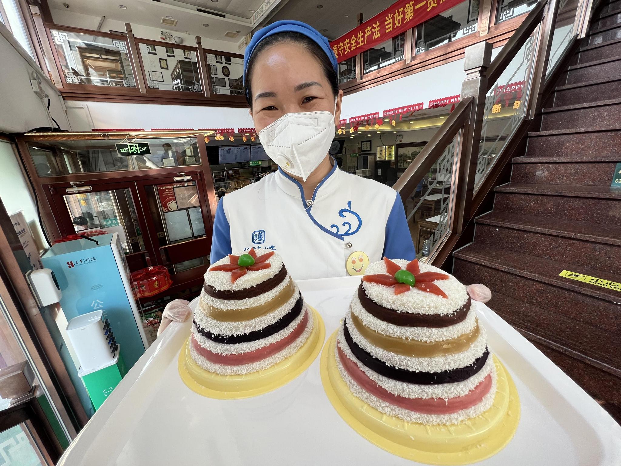 国庆又逢重阳，北京老字号重阳糕、寿桃热卖