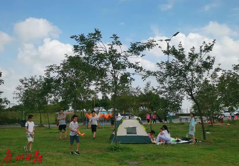 国庆假期，他们的过法有点特别……休闲区蓝鸢梦想 - Www.slyday.coM