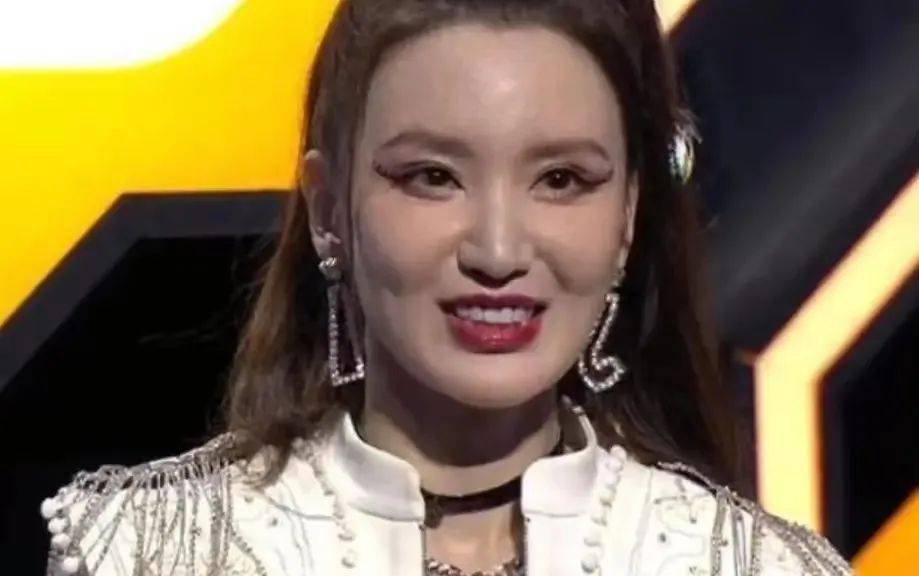 满脸玻尿酸,笑比哭难看,这10位填充过度的明星,个个一言难尽_杨雪