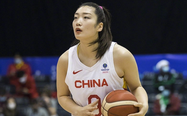 1300万!女篮27岁李梦再获新职务,工资涨3万,球迷:都是应得的|女篮|李梦|球迷_新浪新闻