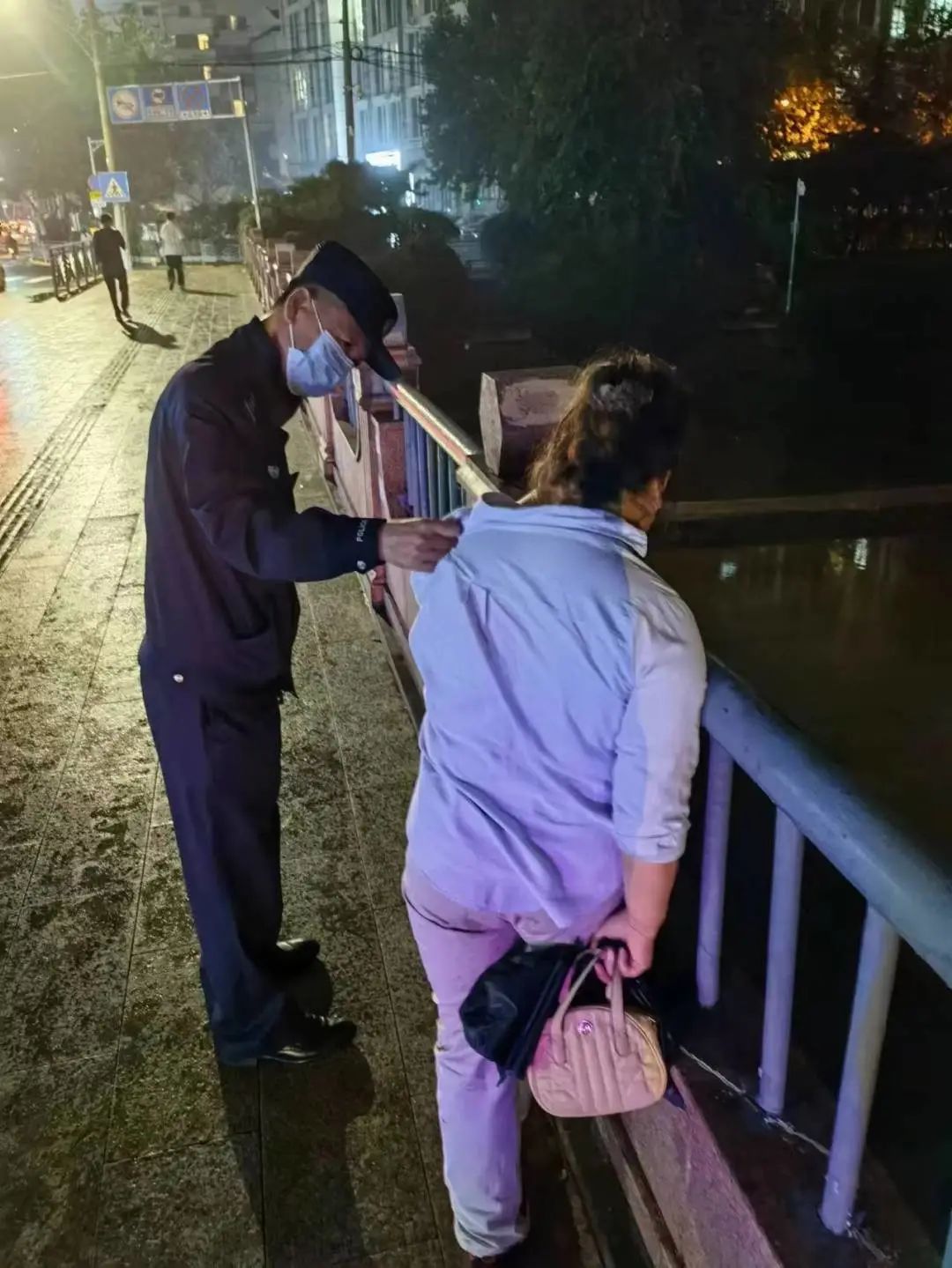 亲戚孩子初中,家里老人成天安排舅舅结婚,看得他孩子跟我说不想结婚,这种情况能劝他打消念头吗?