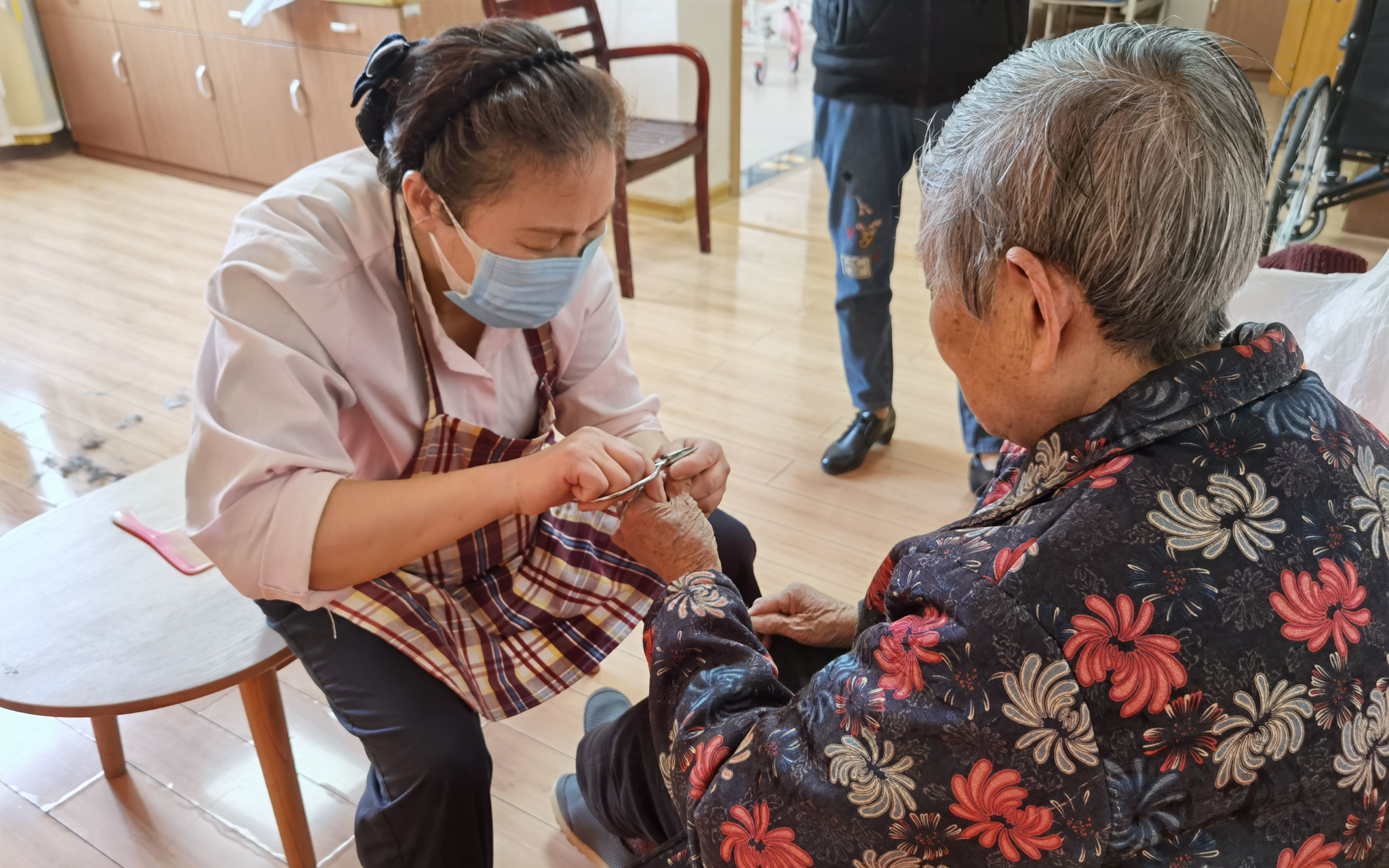 为“失控”的身体找回体面,京城助浴师上门帮失能老人洗澡_手机新浪网