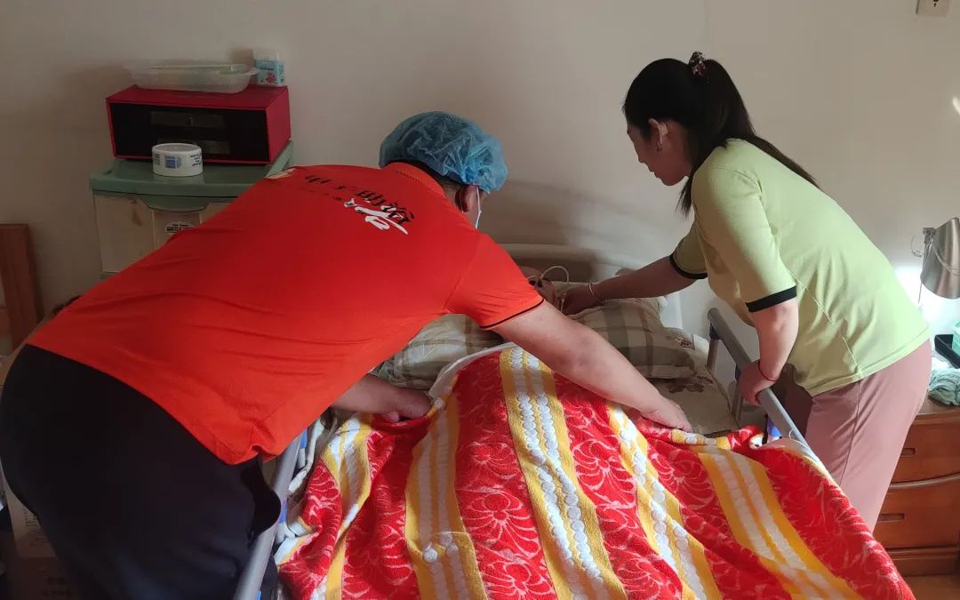 助浴师上门帮老人洗澡.受访者供图