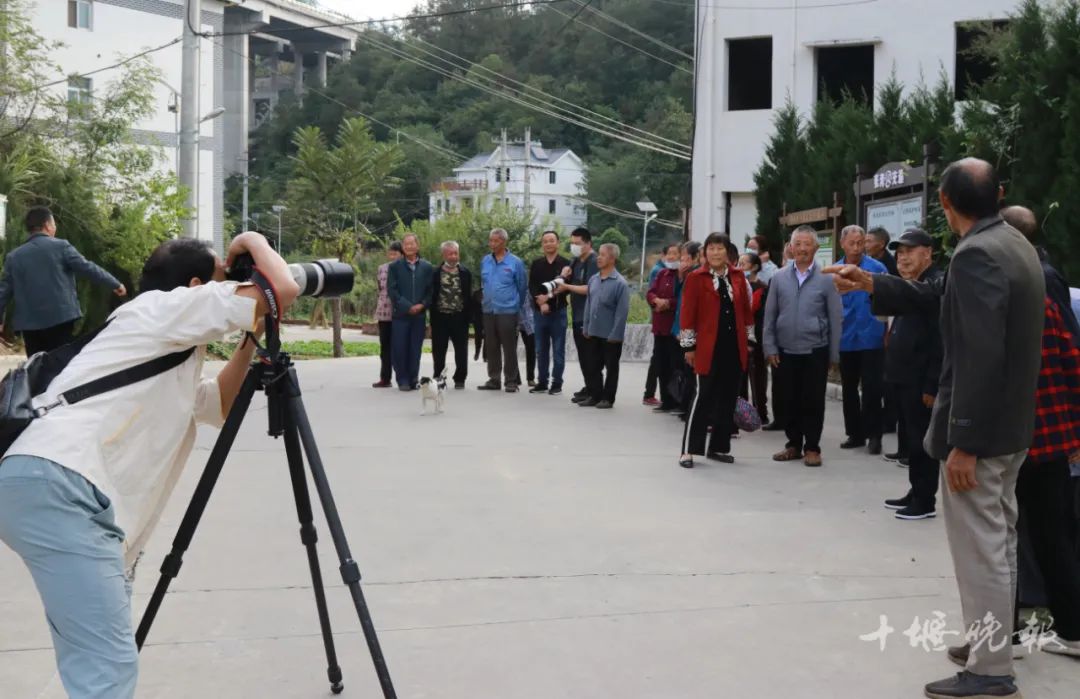 十堰大山里拍下的100个人，看完都笑了休闲区蓝鸢梦想 - Www.slyday.coM