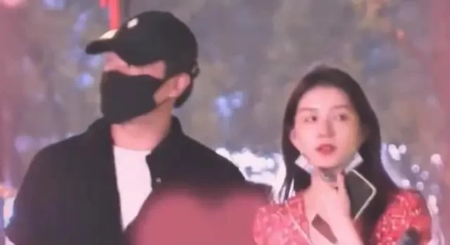 偶遇陈思诚与新欢阮巨约会，两人穿情侣鞋，网友与其打招呼不予理会|陈思诚|两人|约会_新浪新闻