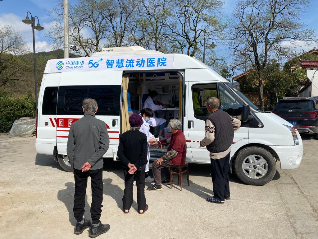 　　“智慧流动医院”诊疗车开展山区巡诊服务。（丽水市卫健委供图）