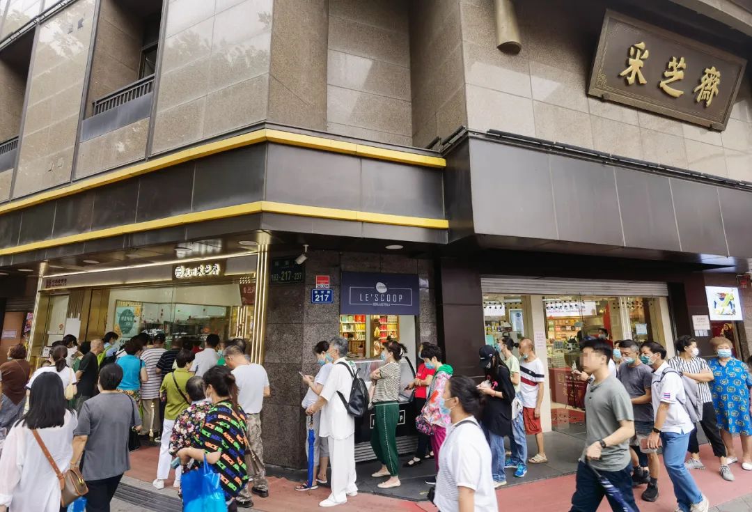 2万块都不够卖！冷空气来袭，刮风又下雨，也阻挡不了杭州人买重阳糕的热情休闲区蓝鸢梦想 - Www.slyday.coM
