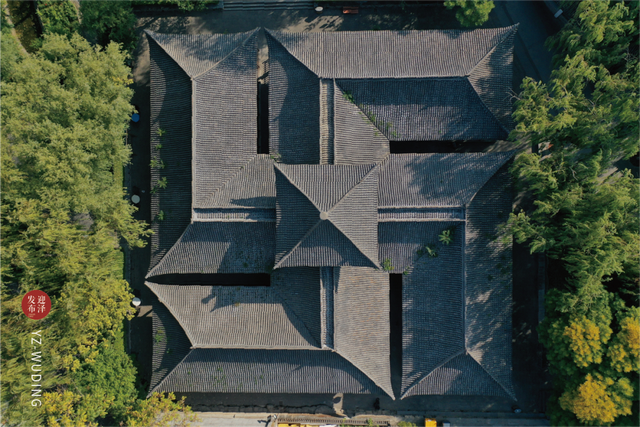 图丨万字楼 · 万字顶中国古建筑的屋顶千变万化,瑰丽多姿,它不仅增添