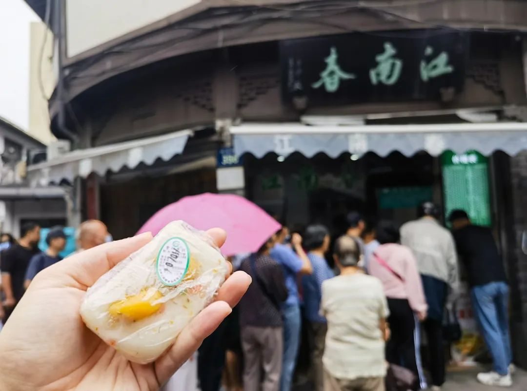 2万块都不够卖！冷空气来袭，刮风又下雨，也阻挡不了杭州人买重阳糕的热情休闲区蓝鸢梦想 - Www.slyday.coM