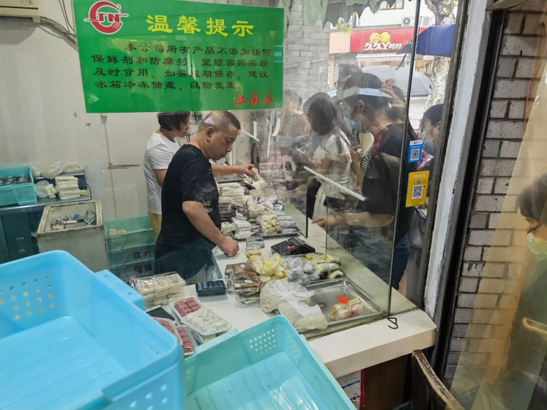 2万块都不够卖！冷空气来袭，刮风又下雨，也阻挡不了杭州人买重阳糕的热情休闲区蓝鸢梦想 - Www.slyday.coM