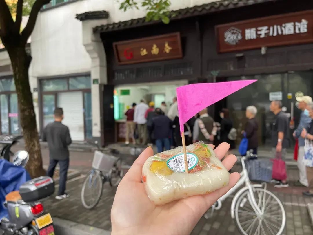 2万块都不够卖！冷空气来袭，刮风又下雨，也阻挡不了杭州人买重阳糕的热情休闲区蓝鸢梦想 - Www.slyday.coM