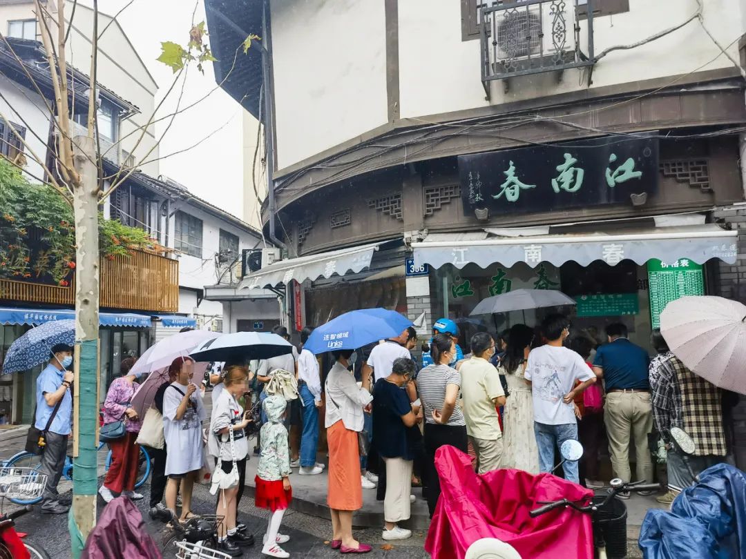 2万块都不够卖！冷空气来袭，刮风又下雨，也阻挡不了杭州人买重阳糕的热情休闲区蓝鸢梦想 - Www.slyday.coM