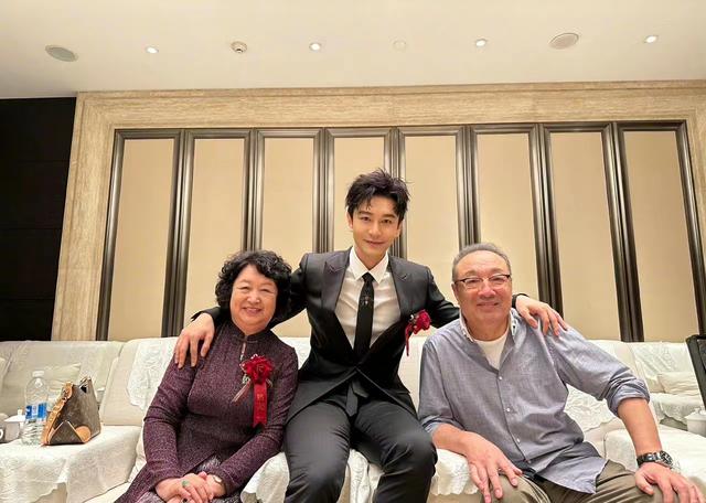 黄晓明回老家参加表弟婚礼,担任主婚人挺拔帅气,新娘高颜值吸睛|黄晓明|婚礼|陈梦_新浪新闻