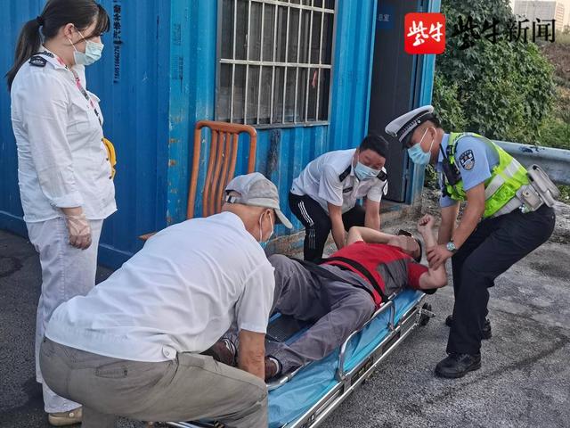 货车司机突发疾病，高速交警紧急救助__财经头条