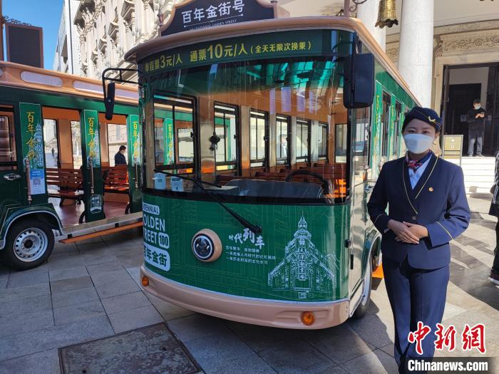有着红绿相间的车厢,复古的造型的"铛铛车"亮相天津百年金街.