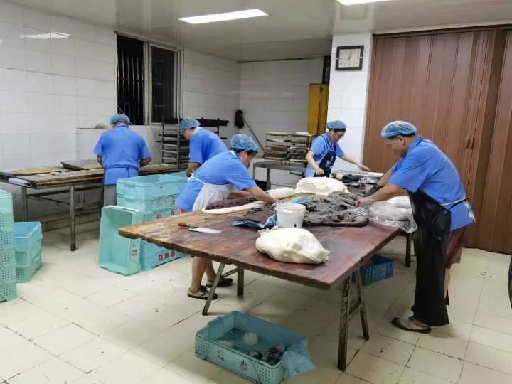 2万块都不够卖！冷空气来袭，刮风又下雨，也阻挡不了杭州人买重阳糕的热情休闲区蓝鸢梦想 - Www.slyday.coM