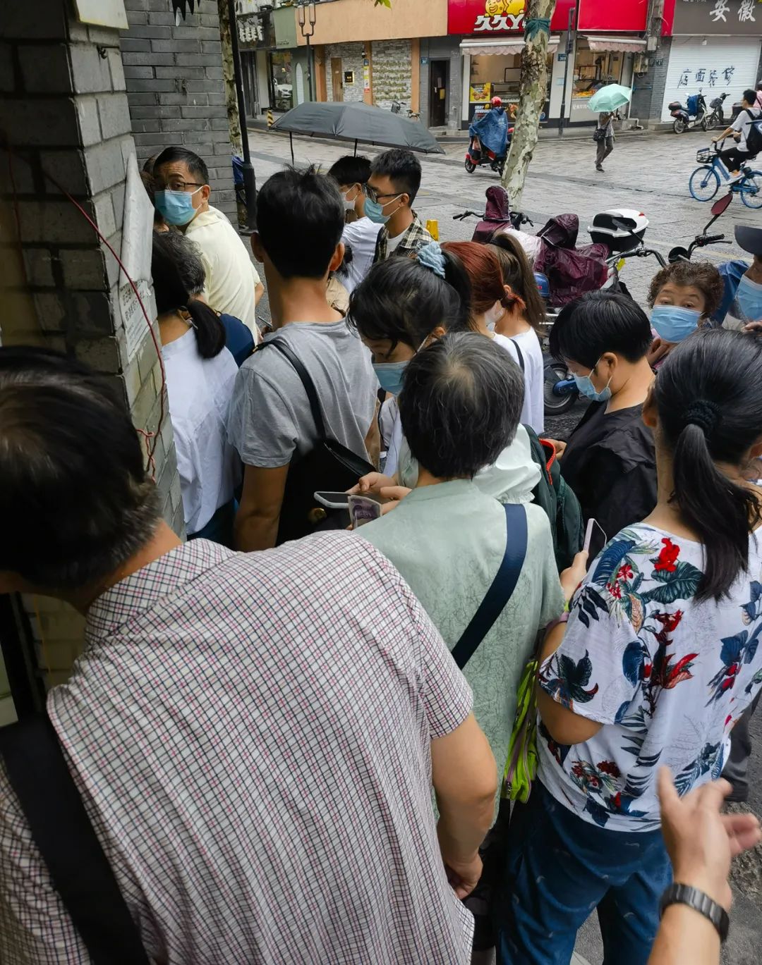 2万块都不够卖！冷空气来袭，刮风又下雨，也阻挡不了杭州人买重阳糕的热情休闲区蓝鸢梦想 - Www.slyday.coM