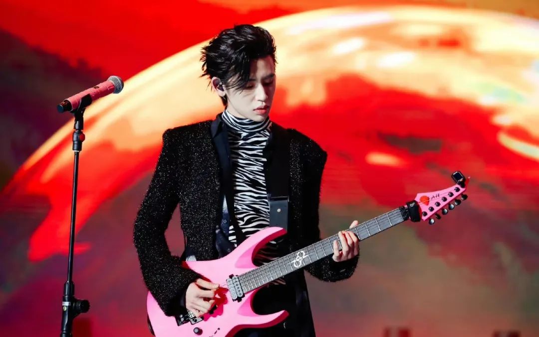 金秋十月，在“落花流水”的时节，如何掌握花系穿搭？休闲区蓝鸢梦想 - Www.slyday.coM