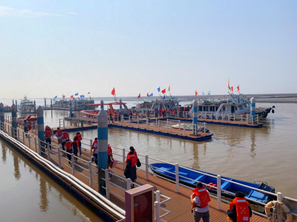 游客在南排河码头排队登船.(受访者供图)