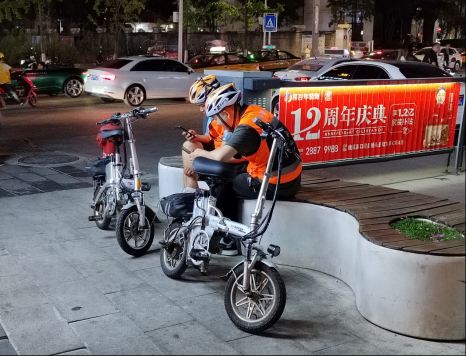 白天上班晚上做代驾,“有委屈也有感动”__财经头条