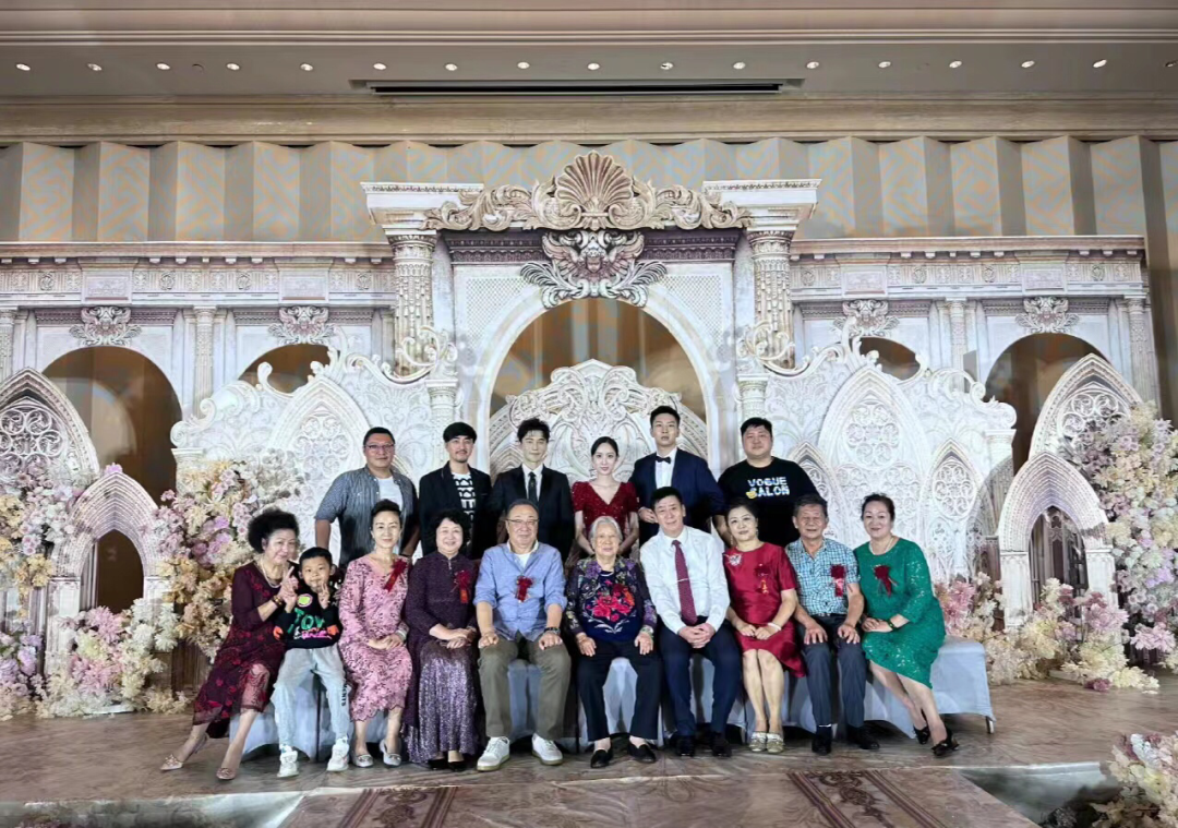 黄晓明回老家参加表弟婚礼,担任主婚人挺拔帅气,新娘高颜值吸睛!|黄晓明|表弟|婚礼_新浪新闻