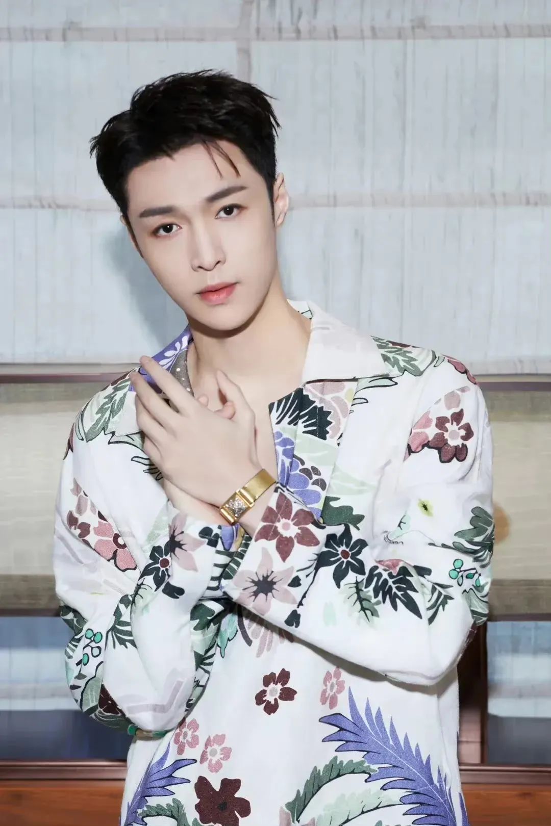 金秋十月，在“落花流水”的时节，如何掌握花系穿搭？休闲区蓝鸢梦想 - Www.slyday.coM