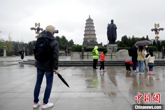 图为市民在大雁塔南广场拍照留念。　高铖 摄