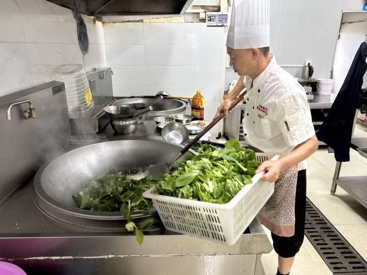 国庆，我在｜抡起1斤多重的铲子， 他从早7点忙到中午12点半，记者在工地厨房当帮工休闲区蓝鸢梦想 - Www.slyday.coM