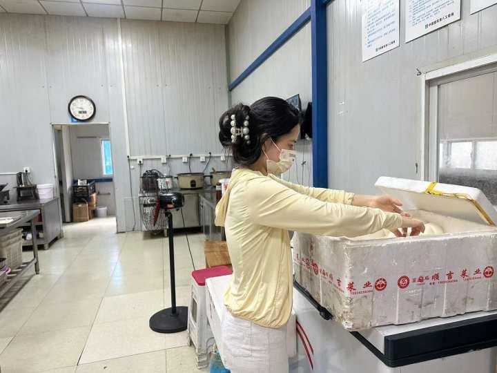 国庆，我在｜抡起1斤多重的铲子， 他从早7点忙到中午12点半，记者在工地厨房当帮工休闲区蓝鸢梦想 - Www.slyday.coM