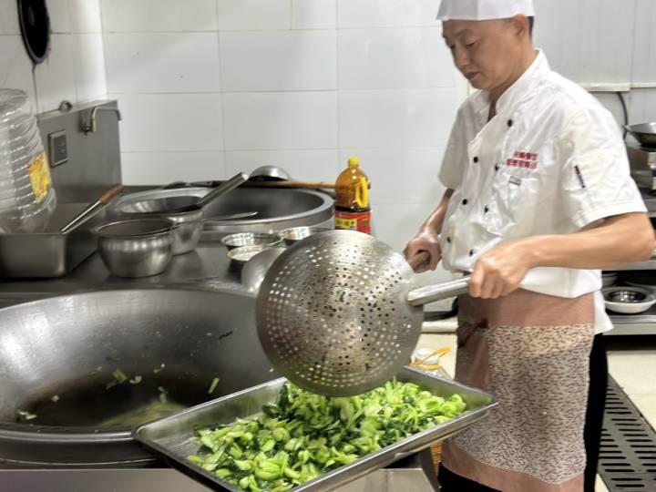 国庆，我在｜抡起1斤多重的铲子， 他从早7点忙到中午12点半，记者在工地厨房当帮工休闲区蓝鸢梦想 - Www.slyday.coM