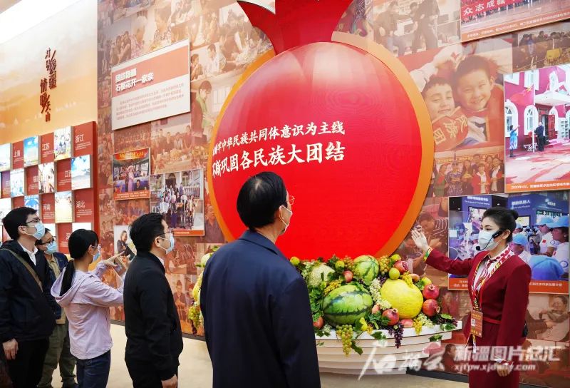 “奋进新时代”主题成就展丨这面“我和我的亲戚”照片墙上 定格了哪些温情瞬间休闲区蓝鸢梦想 - Www.slyday.coM