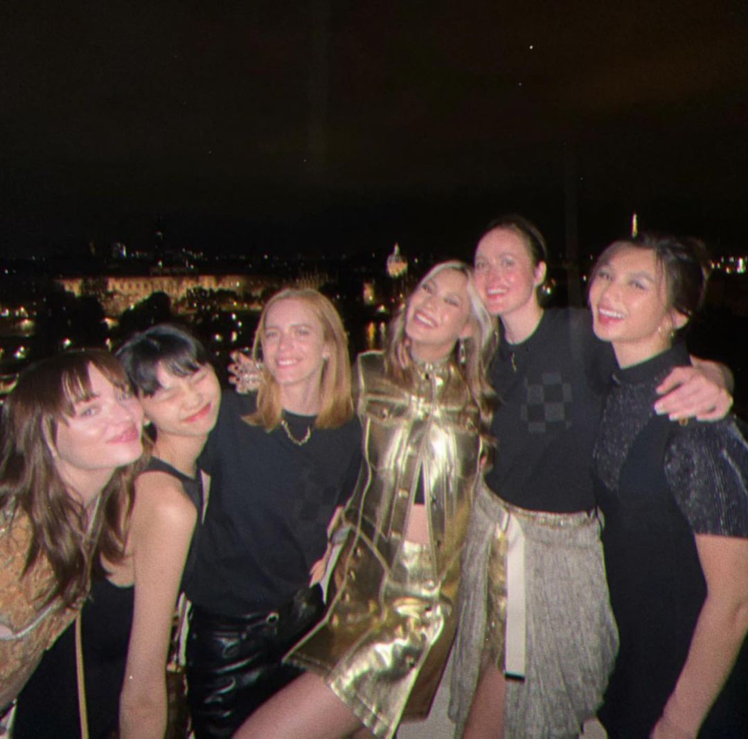 谷爱凌晒巴黎之夜造型  披“黄金战袍”美艳大气休闲区蓝鸢梦想 - Www.slyday.coM