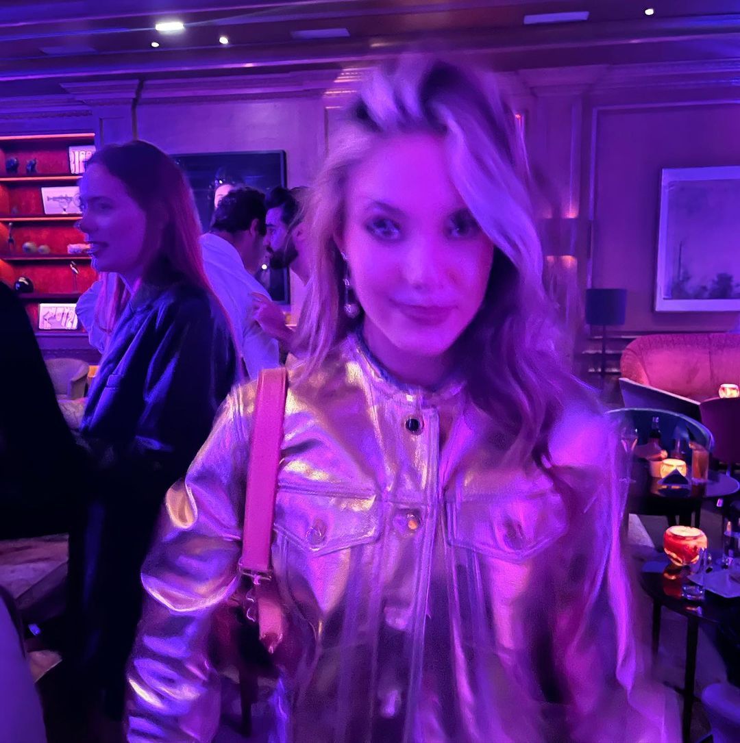 谷爱凌晒巴黎之夜造型  披“黄金战袍”美艳大气休闲区蓝鸢梦想 - Www.slyday.coM