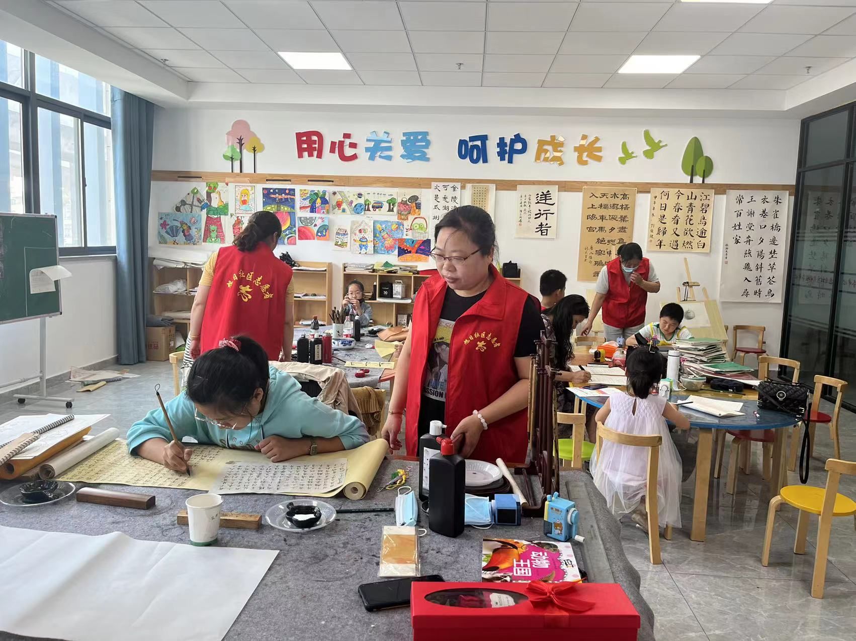 潘黄街道旭日社区新时代文明实践站举办“妙笔生花”青少年书法体验课活动休闲区蓝鸢梦想 - Www.slyday.coM