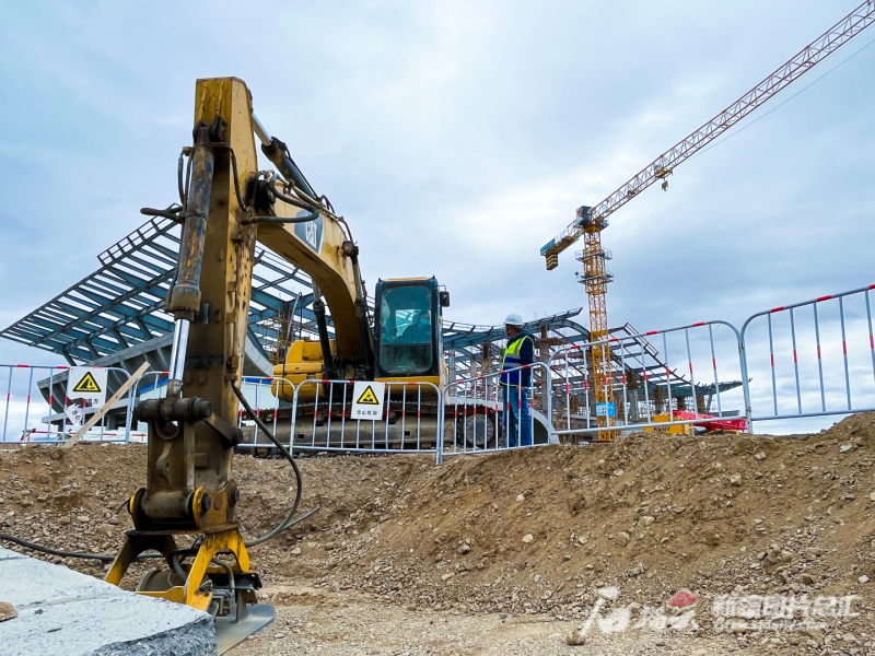 　　9月12日,巴音布鲁克机场项目航站楼作业区,中建三局施工人员有序施工。李雯　摄