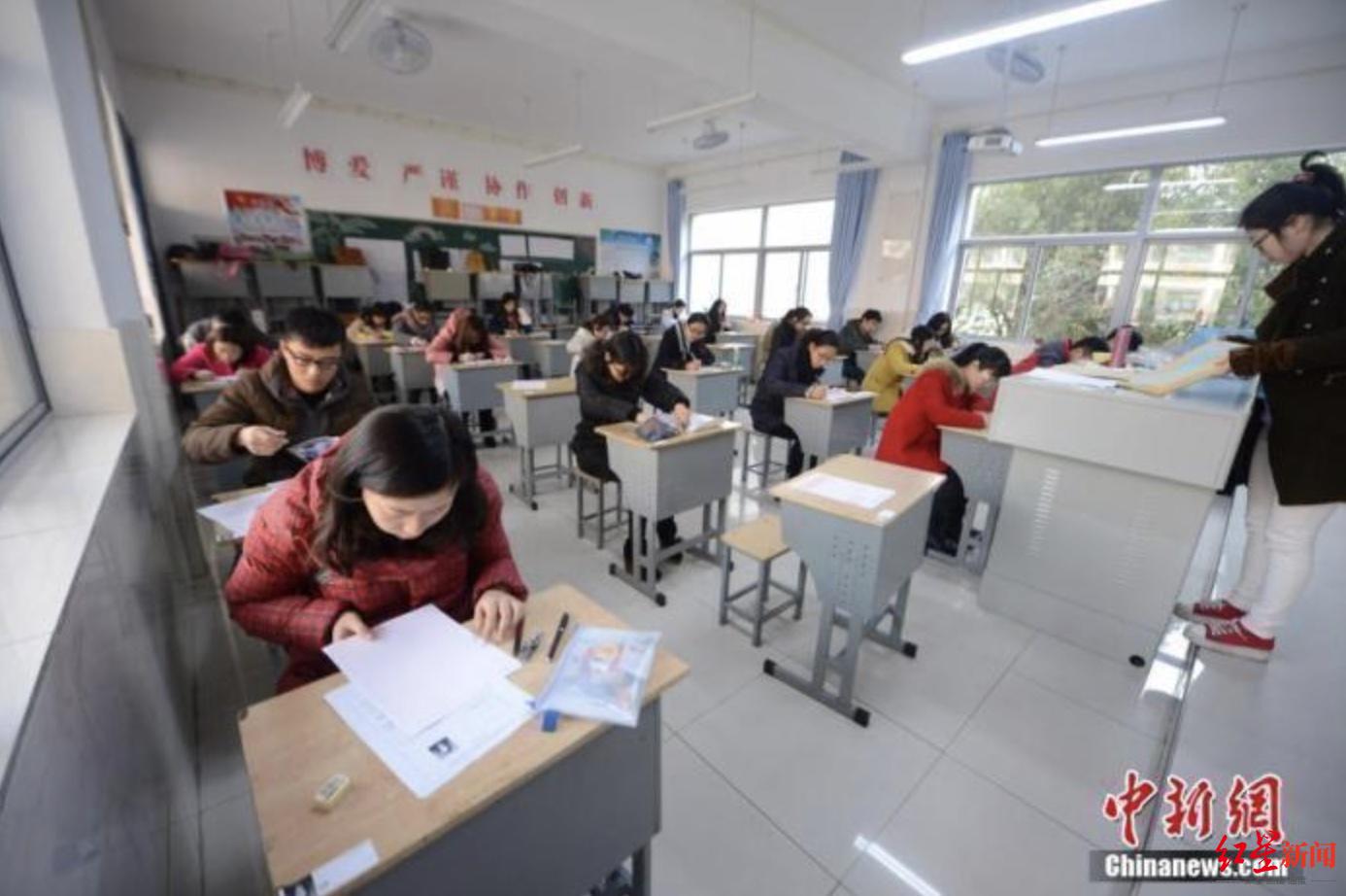 “教资热”火爆背后：报考人数10年翻66倍 专家：年轻人就业追求稳定休闲区蓝鸢梦想 - Www.slyday.coM